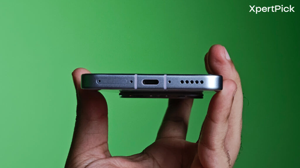 Bottom frame of the Vivo X200T showing USB-C port, speaker grille, and SIM tray on flat-edge frame design. (Source: Yetnesh Dubey / XpertPick)