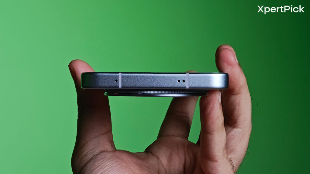 Top frame of the Vivo X200T showing antenna bands and microphone holes with flat-edge design. (Source: Yetnesh Dubey / XpertPick)